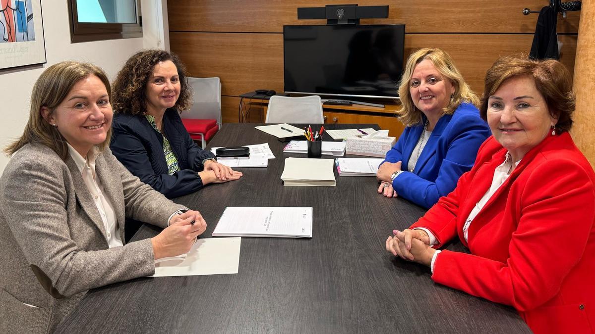 La reunión de la alcaldesa y la concejala con las responsables de la conselleria de Sanidad