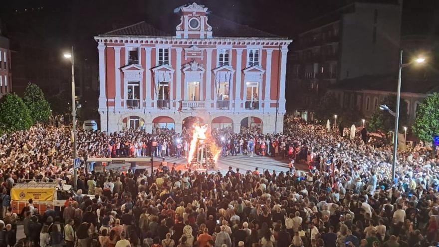 La foguera ilumina la tradición mierense: &quot;Cuando unimos los meñiques nos enlazamos también con los que ya no están y con los que vendrán&quot;