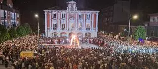 La foguera ilumina la tradición mierense: "Cuando unimos los meñiques nos enlazamos también con los que ya no están y con los que vendrán"