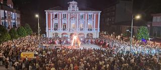 La foguera ilumina la tradición mierense: "Cuando unimos los meñiques nos enlazamos también con los que ya no están y con los que vendrán"