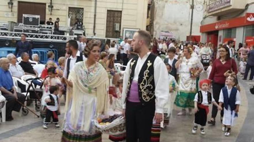Brillante ofrenda y procesión  en Monóvar