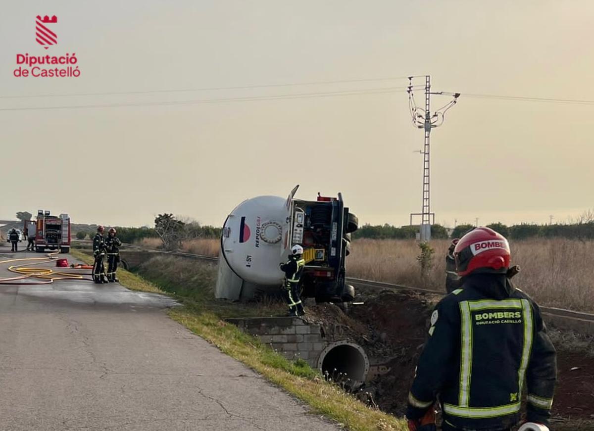 El vuelco de un camión cisterna sin carga corta la AP-7 en Xilxes