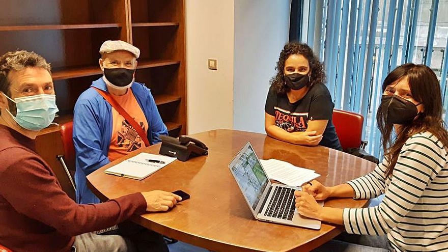 Por la izquierda, Juan Chaves, Javier Arjona, Lucía Nosti y Laura Tuero durante su reunión, ayer, en el Ayuntamiento.