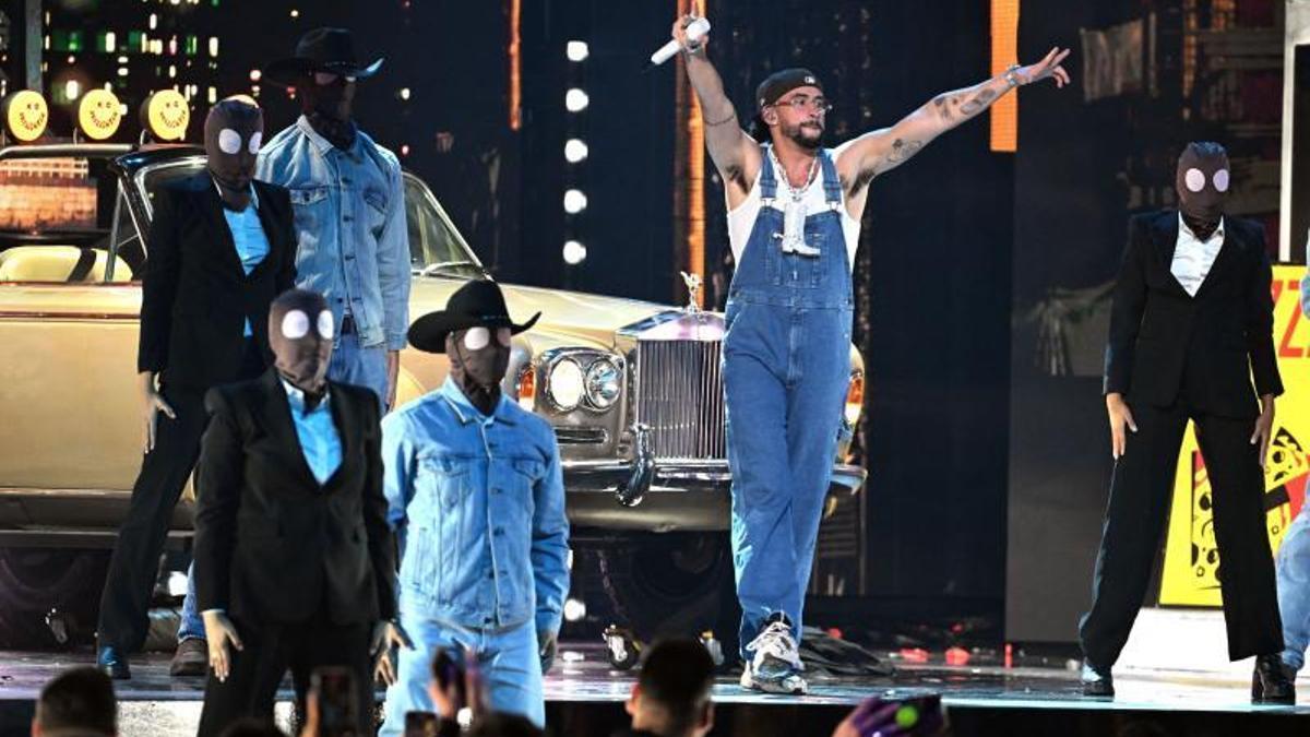 Bad Bunny se presenta en el escenario durante los Premios Billboard de la Música Latina 2023 en el Watsco Center el 5 de octubre de 2023 en Coral Gables, Florida.