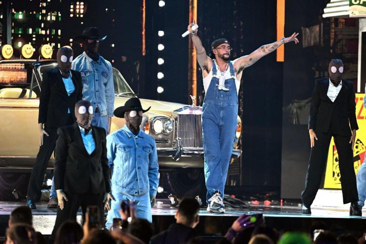 Bad Bunny se presenta en el escenario durante los Premios Billboard de la Música Latina 2023 en el Watsco Center el 5 de octubre de 2023 en Coral Gables, Florida.