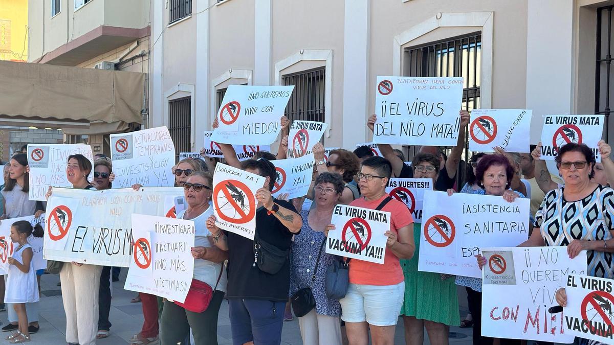 Vecinos y afectados por el virus del Nilo a las puertas del Ayuntamiento de Isla Mayor (Sevilla) en la tarde este lunes.