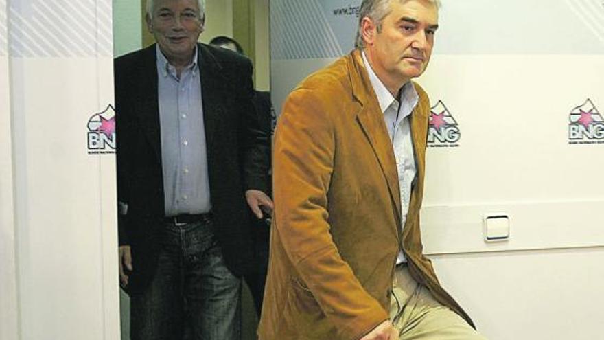 Fernando Blanco, en primer término, con Guillerme Vázquez, en la sede del Bloque. / tucho valdés