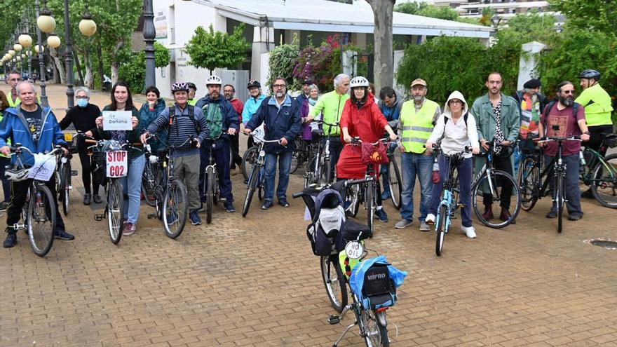 Colectivos sociales de Córdoba celebran el día de la Tierra con una marcha en bicicleta