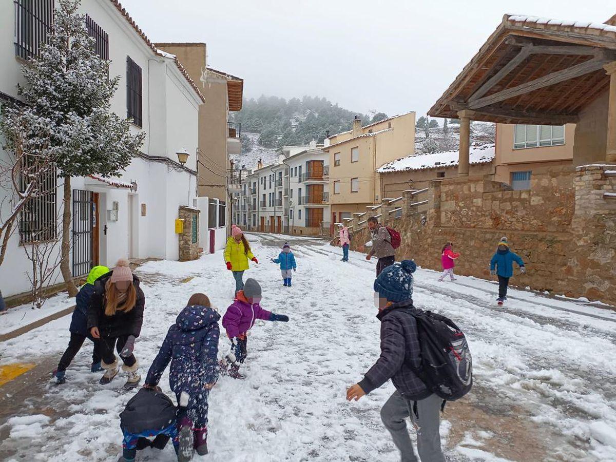 Niños jugando con la nieve en Vistabella, uno de los puntos más gélidos de los últimos días.