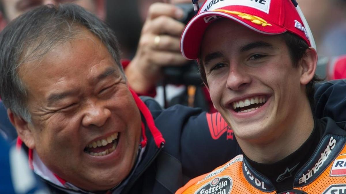 Shuhei Nakamoto, vicepresidente de Honda Racing Corporation, con Marc Márquez.