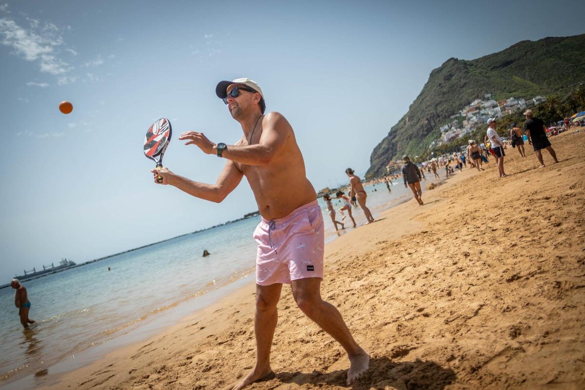 Domingo de Resurrección en la playa de Las Teresitas