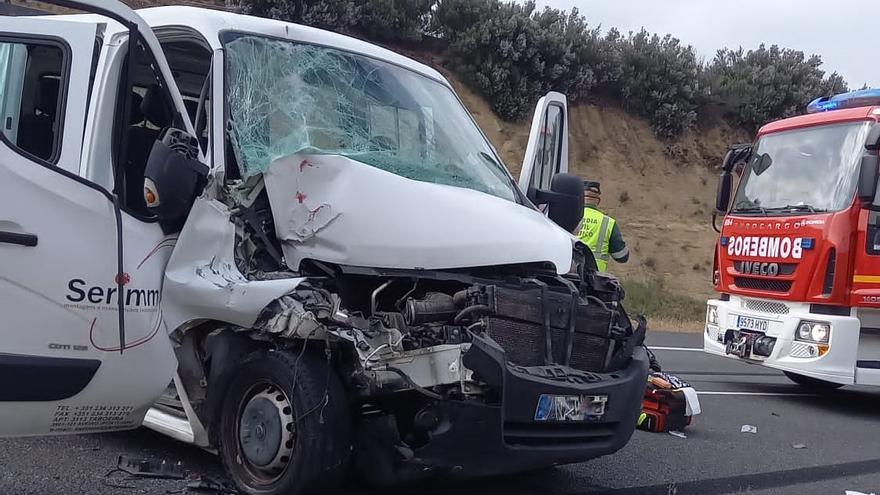 Uno de los vehículos implicados en el accidente ocurrido en la autovía