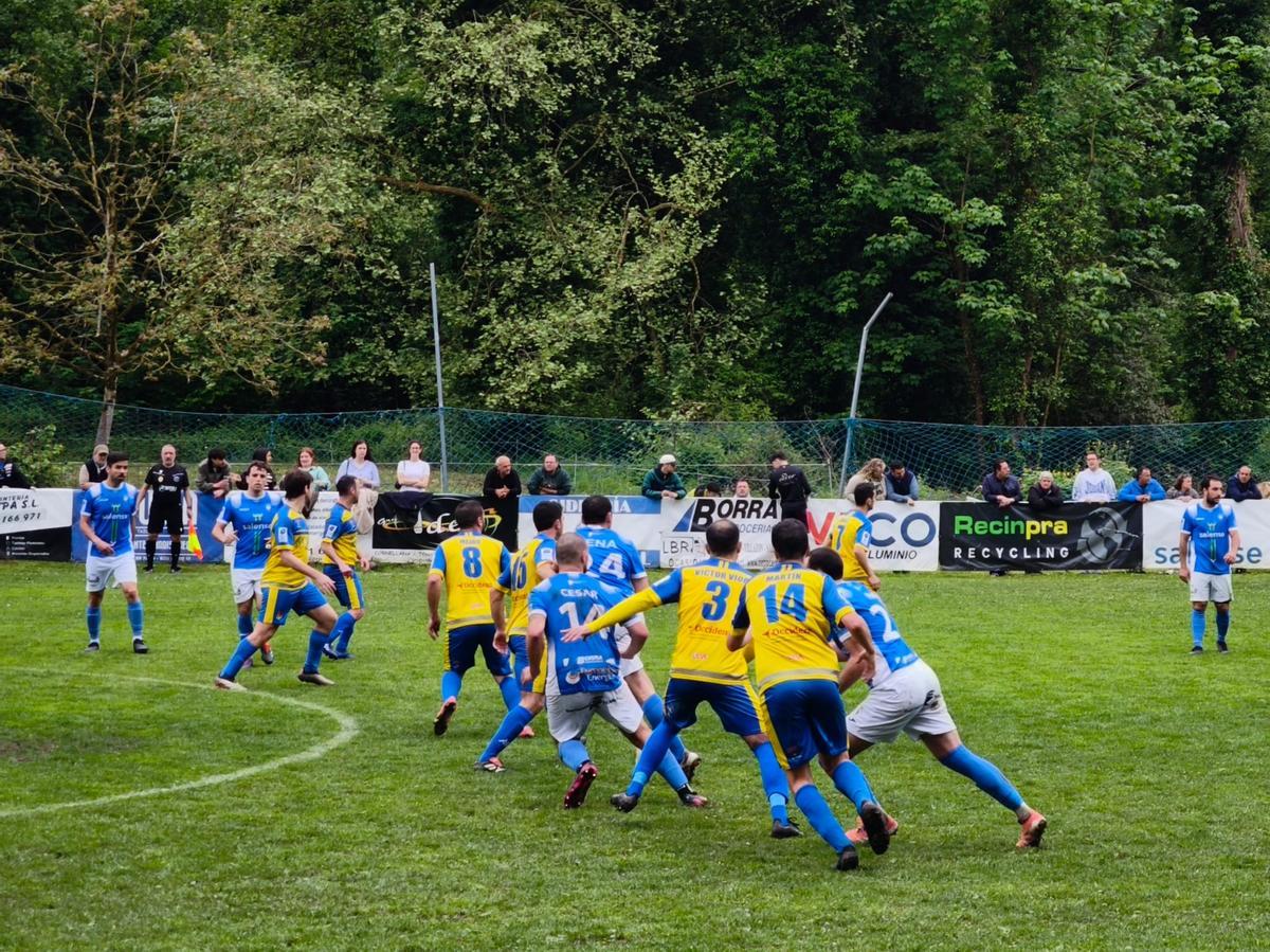 Una de las jugadas del equipo de Cornellana (Salas).