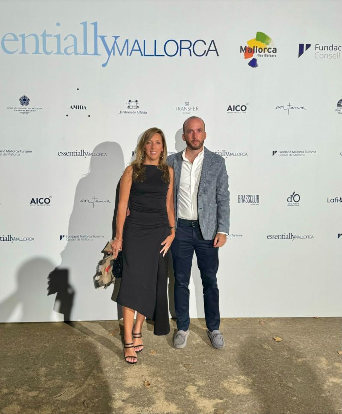 Estreya Gosálbez, a la izquierda, en la entrega de premios de Essentially Mallorca, la semana pasada, en los Jardines de Alfàbia.