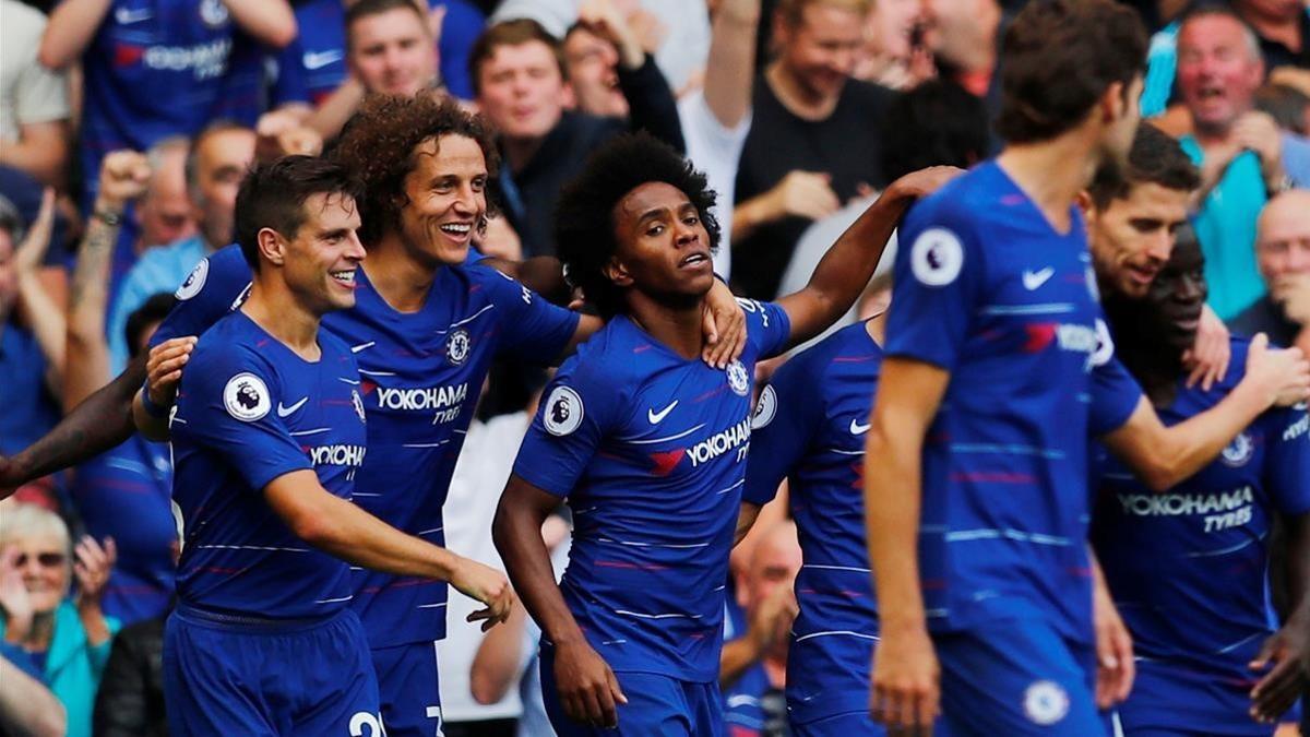 Las estrellas del Chelsea celebran un gol en partido de la Premier en Stamford Bridge.