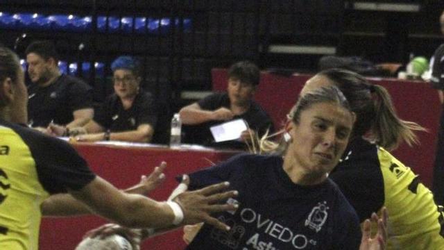 Marta da Silva, con el balón, ayer ante el Sporting La Rioja.  |