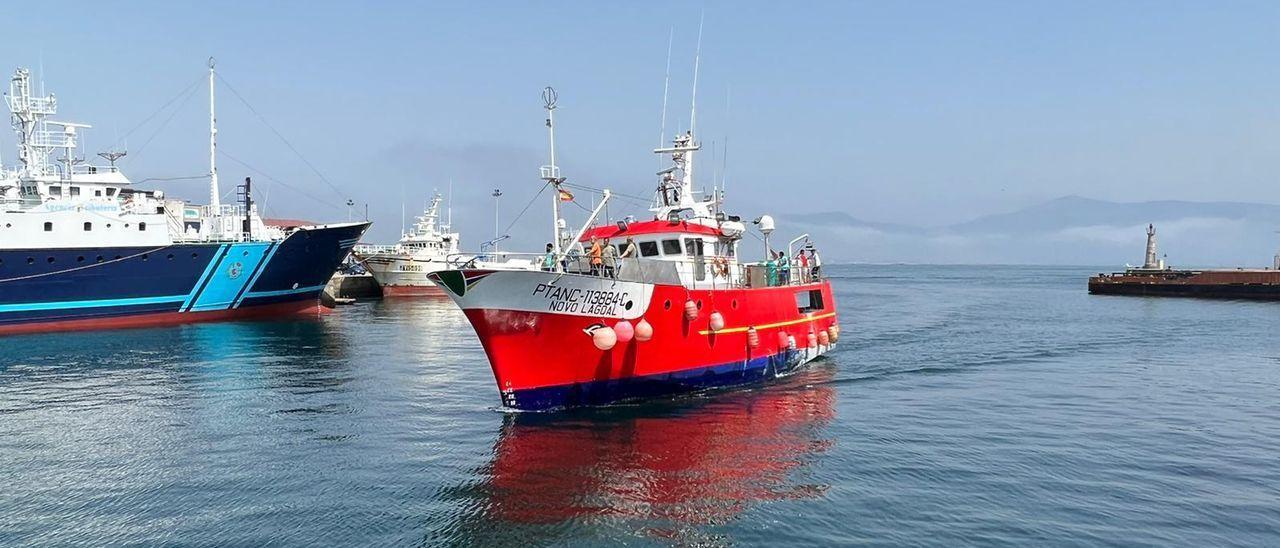 Un buque palangrero a su entrada en el puerto de O Berbés.