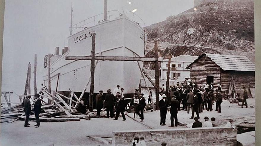 Botadura de uno de “Los Luarcas” en el puerto valdesano. 