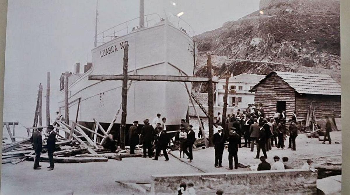 Botadura de uno de “Los Luarcas” en el puerto valdesano.