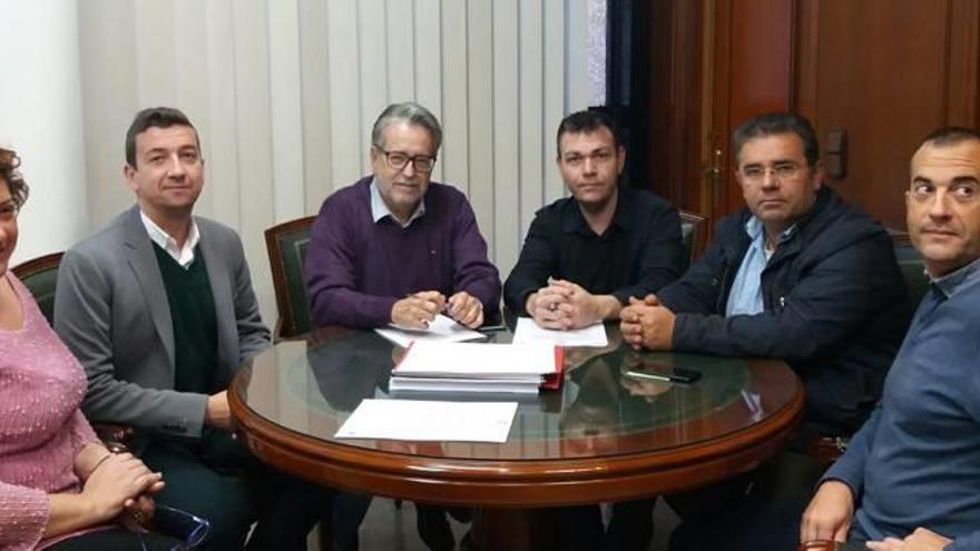 Reunión de representantes de ambos municipios.