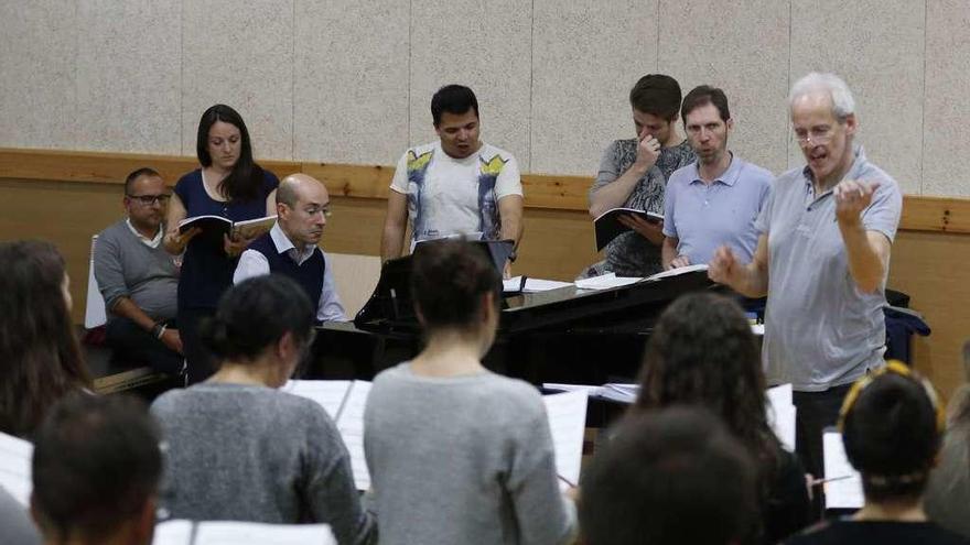 La Real Filharmonía, el coro Gli Appasionati y los solistas, en el ensayo de ayer de &quot;Los pescadores de perlas&quot;, en el Martín Códax. // R. Grobas