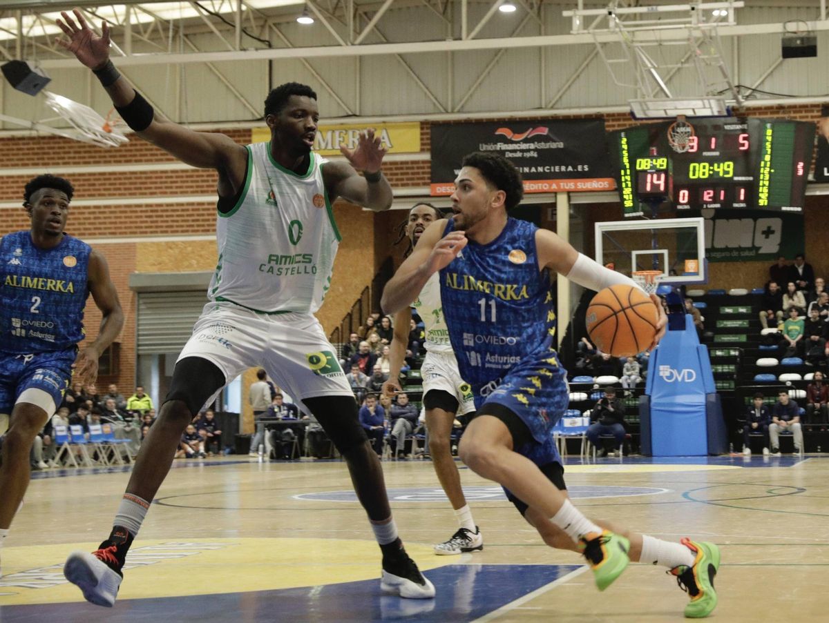 Steven Verplancken, ante Ngom en el Alimerka Oviedo-Castelló de la temporada pasada.