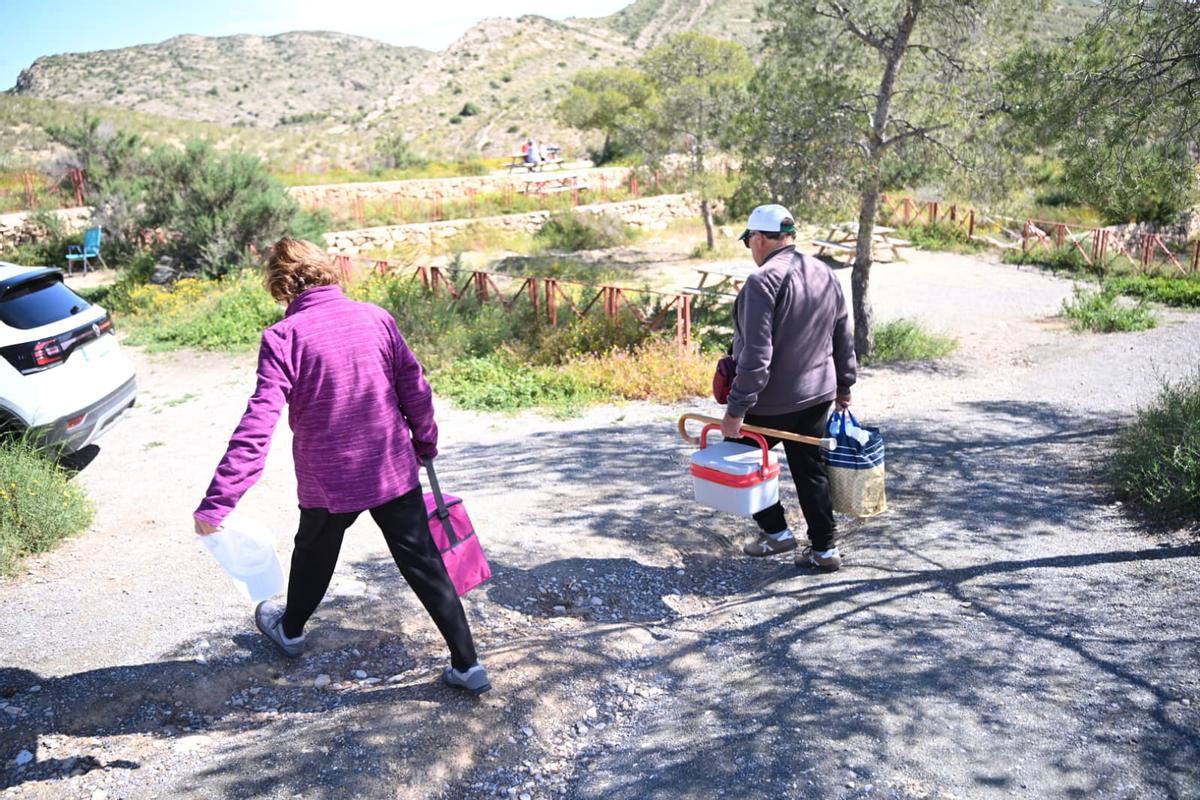 Familias celebran la mona en el Pantano de Elche y demandan mejoras en el paraje