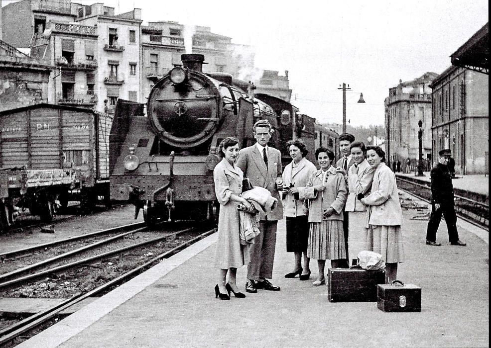 L’andana de l’estació del tren de Girona el 28 d’abril de 1954. L’estació es va mantenir en aquest indret, a tocar de la plaça Poeta Marquina, fins l’any 1973.