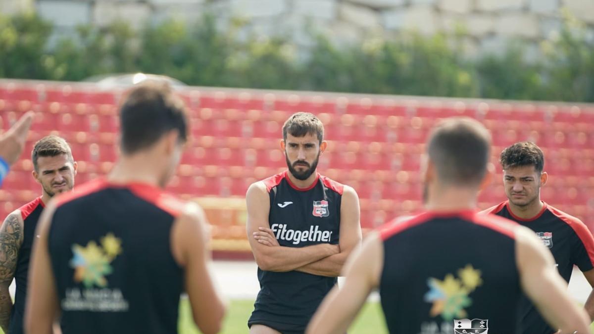 Jorge García, concentrado durante las instrucciones del técnico.