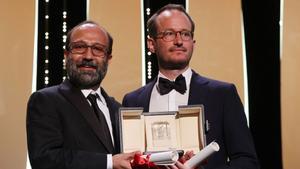 El director Juho Kuosmanen (derecha) compartiendo el premio de Cannes con el realizador Asghar Farhadi.
