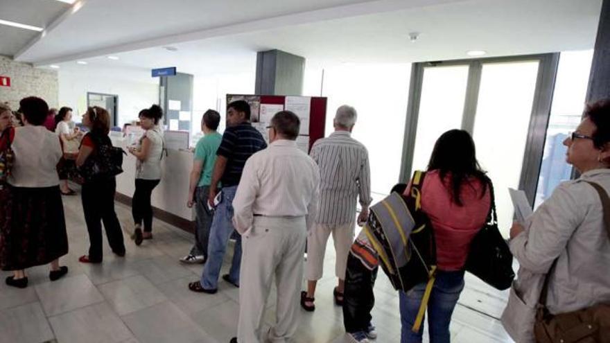 Imagen de la cola para pedir cita en el centro de salud de Tomás Ortuño de Benidorm.