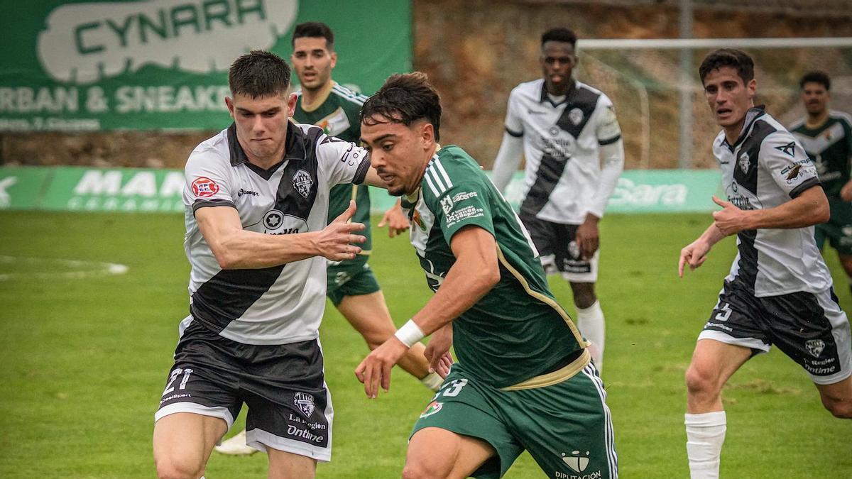 Una jugada del último partido en casa del Cacereño