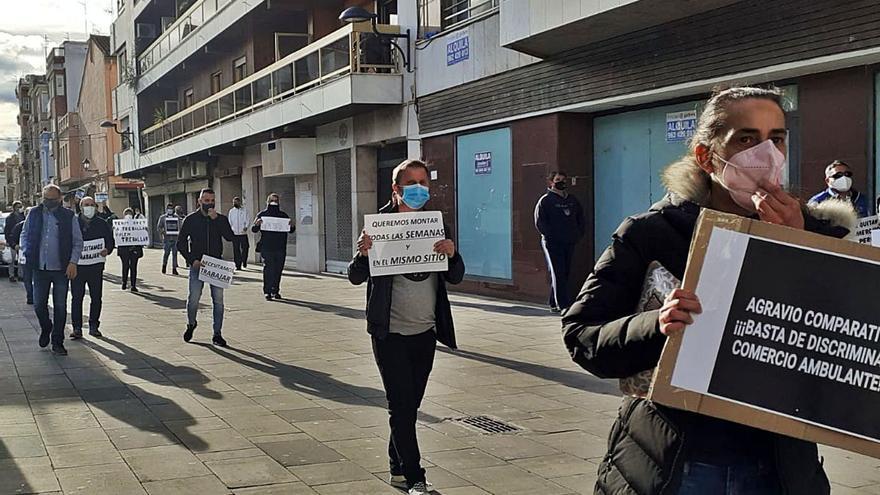 Una de las manifestaciones protagonizadas por los mercaderes ante el cierre en Algemesí. | LEVANTE-EMV