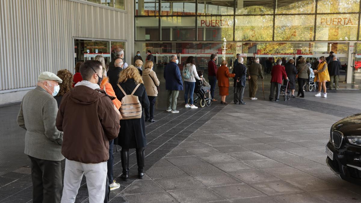 Cola de acceso para la tercera dosis en el Palacio de los Deportes de La Guía