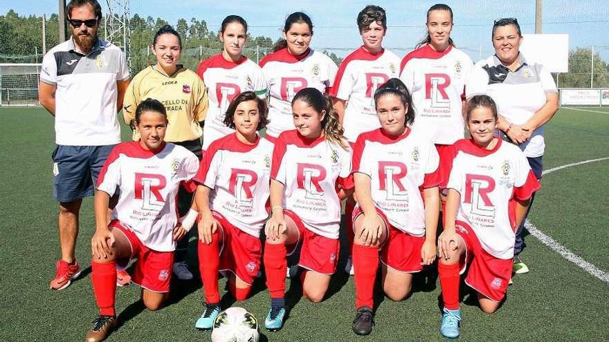 Formación del recién creado equipo femenino del Escola Estrada. // Bernabé