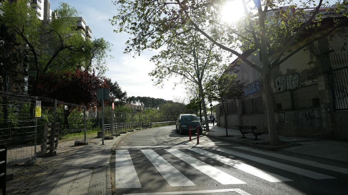 Calle Manuel Lasala, con el Huerva en obras a la izquierda de la imagen.