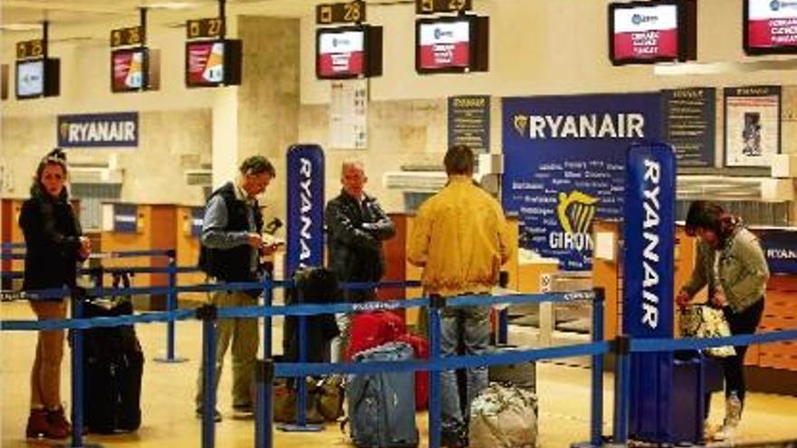 Un grup de passatgers esperant a la terminal de l&#039;aeroport de Girona-Costa Brava, en una foto d&#039;arxiu.