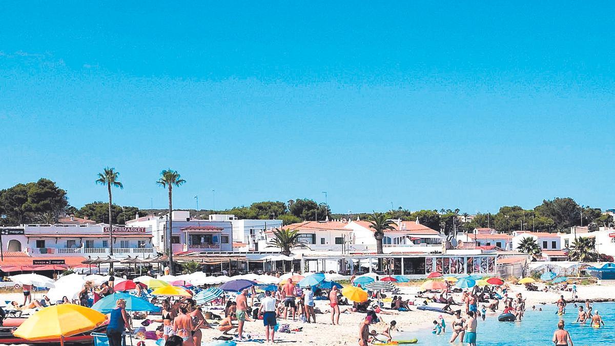 Veraneantes en la playa de Punta Prima, en el municipio menorquín de Sant Lluís