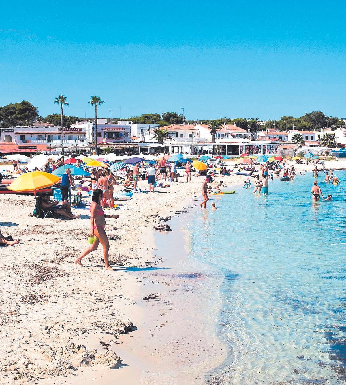 Veraneantes en la playa de Punta Prima, en el municipio menorquín de Sant Lluís