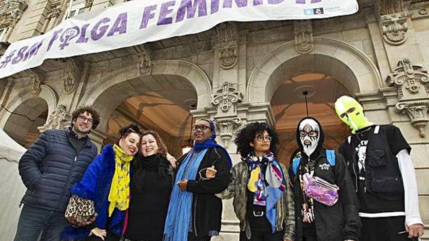 Miembros de Pussy Riot, Mounqup, Xiomara Fortuna y Marinah posan frente al Ayuntamiento con Sande y Fraga.