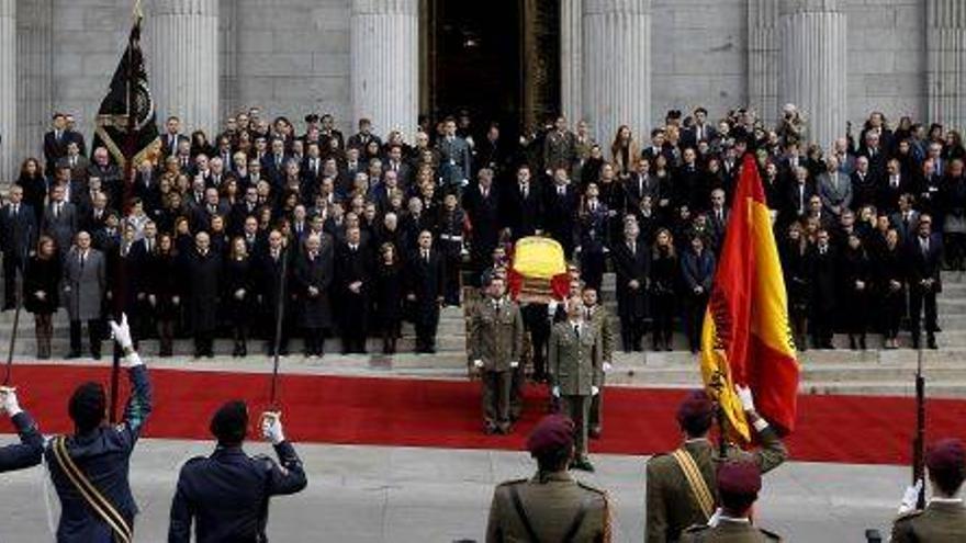 Despedida a Adolfo Suárez entre aplausos en las calles de Madrid