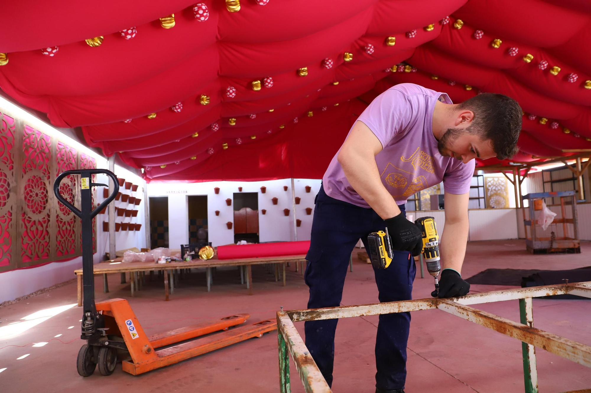 El montaje de las casetas de Feria en imágenes