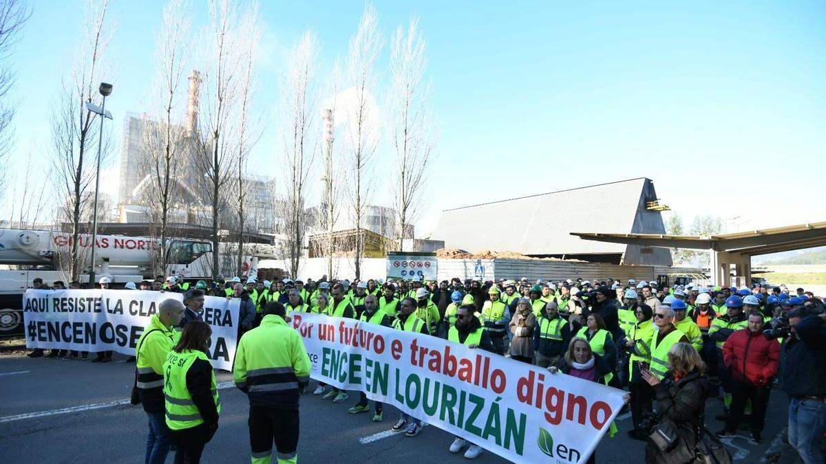 Concentración de los trabajadores de Ence, del sector forestal y de auxiliares y logística esta mañana ante la fábrica de Lourizán.