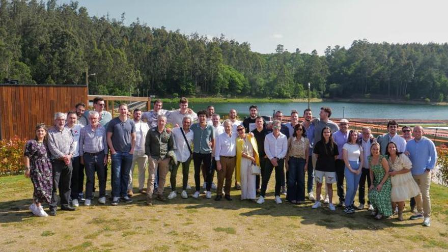 Toda la familia del Monbus Obradoiro reunida en el restaurante Brasa de Beche para despedir la temporada