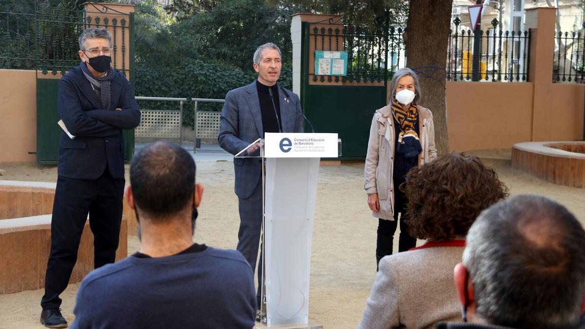 El vicepresident del Consorci, Jordi Martí; el conseller d'Educacio, Josep Gonzàlez-Cambray, i la cofundadora de l'Escola Projecte, Anna Molas