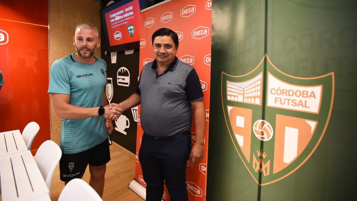 Miguelín con el presidente del Córdoba Futsal, José García Román, en el Supermercado Deza.