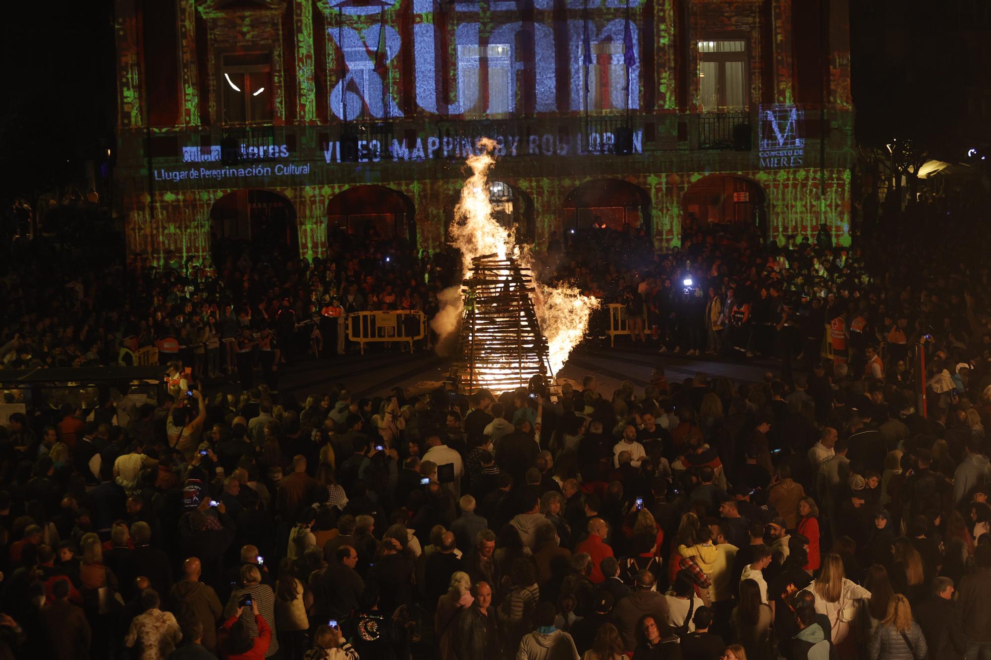 Las hogueras de San Xuan iluminan de nuevo la noche en toda Asturias