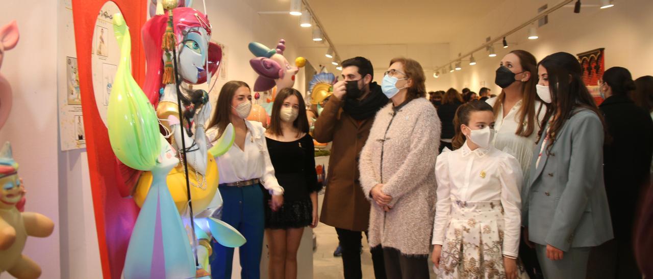 La inauguración de la exposición del Ninot fue el preludio del inicio de las fiestas.