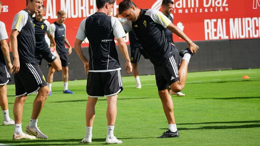 Tomás Pina, Iker Guarrotxena y Pedro León durante un entrenamiento del Real Murcia.  | PRENSA REAL MURCIA