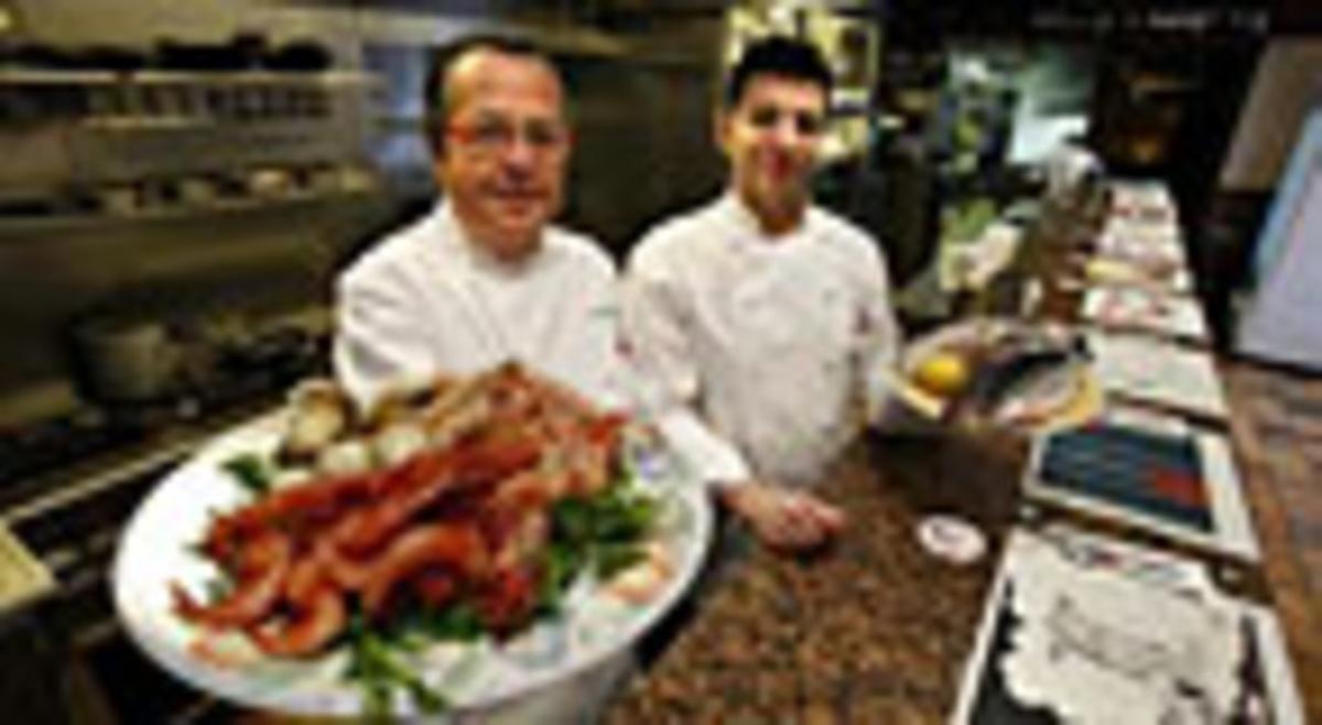 Pep Manubens, el dueño de Cal Pep, y su hijo Jordi, en el restaurante.